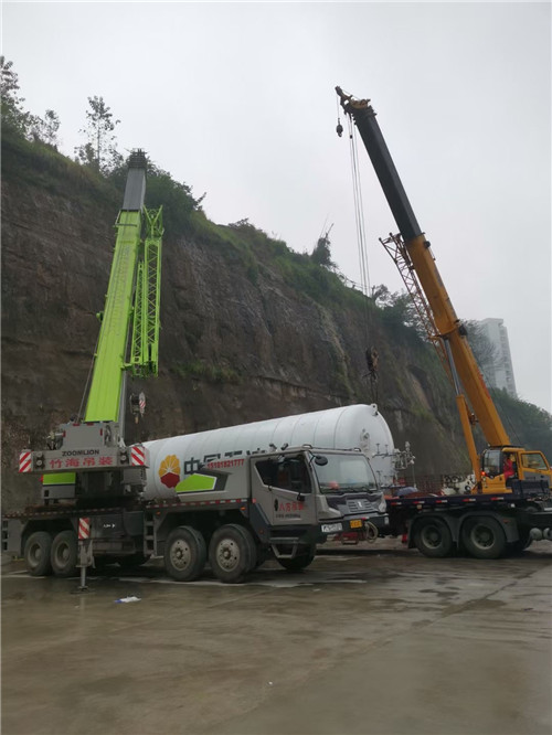 钟山县“不怕风雨冻”—— 吊车的 “恶劣环境适应” 技术